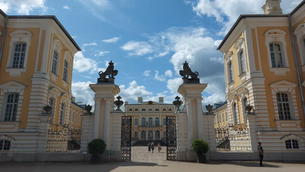 ManVanNoPlan visits Rundales Palace, Latvia