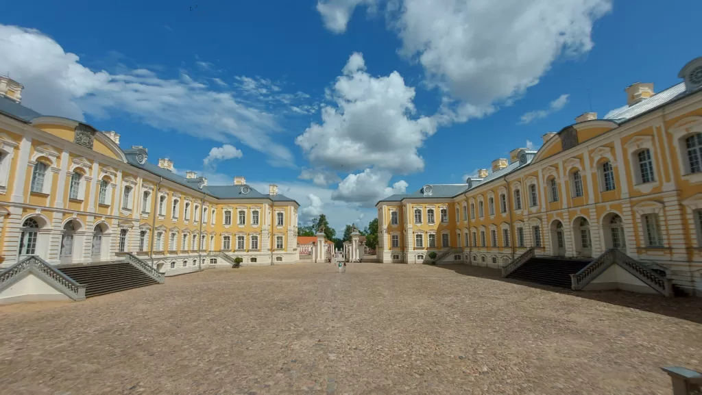 ManVanNoPlan visits Rundales Palace, Latvia