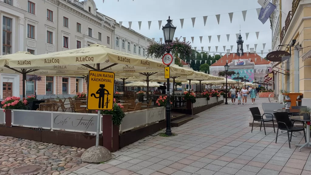 ManVanNoPlan visits Tartu